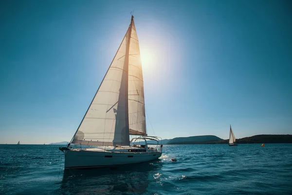 Yate de barco con velas blancas — Foto de Stock