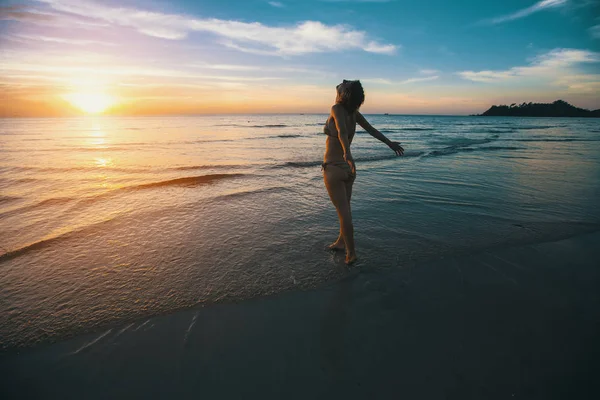 Mulher de pé na praia Fotografias De Stock Royalty-Free
