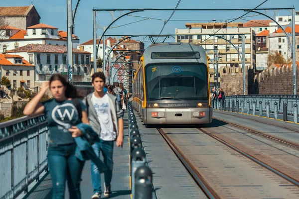 Metro en el puente Dom Luis — Foto de Stock