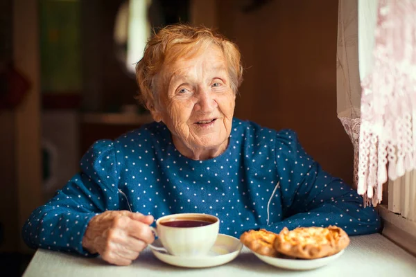 Oudere vrouw het drinken van thee — Stockfoto