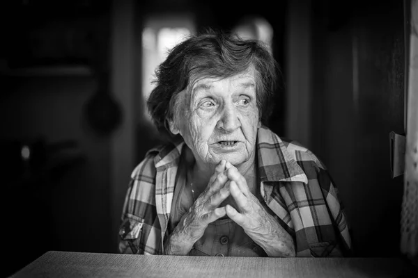 Mujer anciana emocional —  Fotos de Stock
