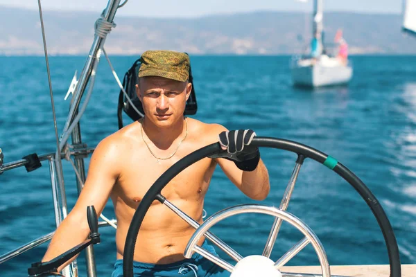 Man skipper på yacht — Stockfoto