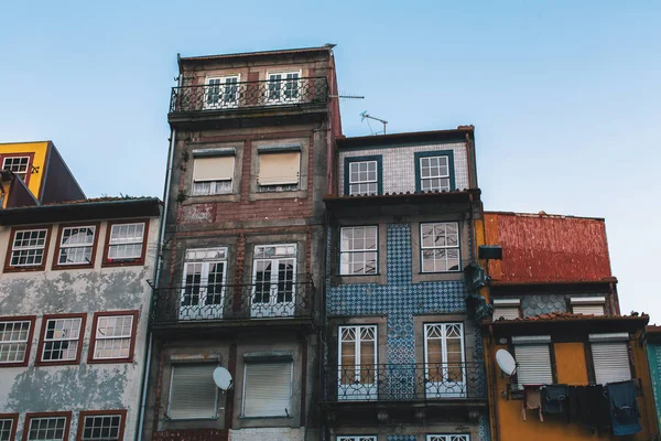 Byggnader hus i gamla Porto — Stockfoto