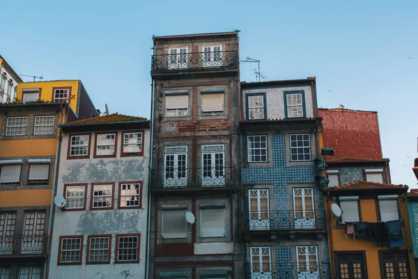 Bâtiments de maisons dans le centre historique de Porto — Photo