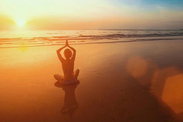 Meditación mujer yoga puesta del sol — Foto de Stock