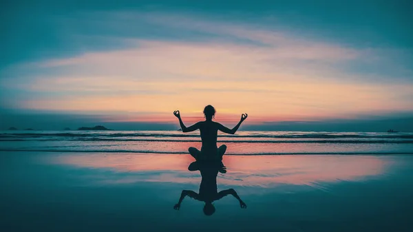 Gün batımı yoga meditasyon — Stok fotoğraf