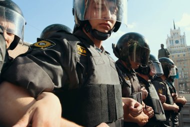 İsyan polis memuru protestolar sırasında