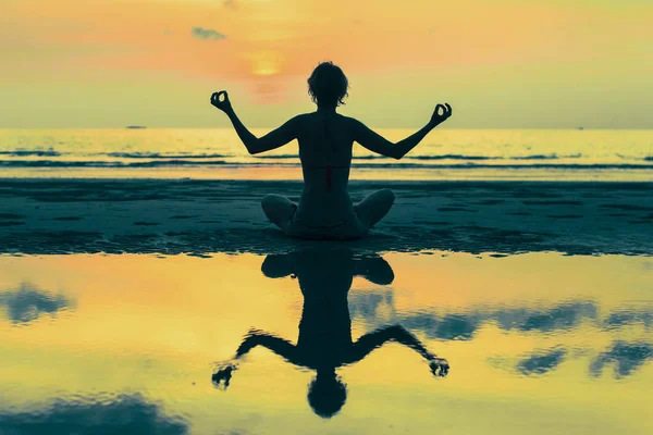 Meditazione silhouette yoga — Foto Stock