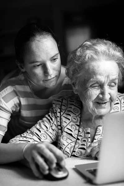 Chica enseña a su abuela —  Fotos de Stock