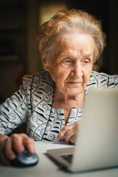 Kobieta pracująca na komputerze Obrazek Stockowy