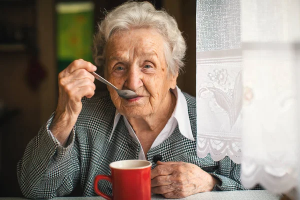 Reife Frau trinkt Tee — Stockfoto