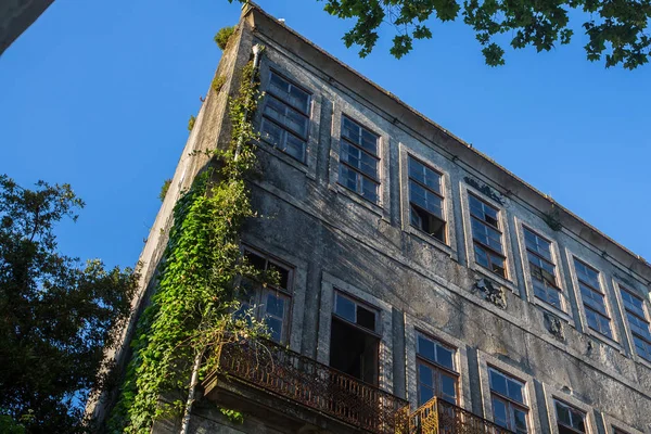 Edifício abandonado no Porto — Fotografia de Stock