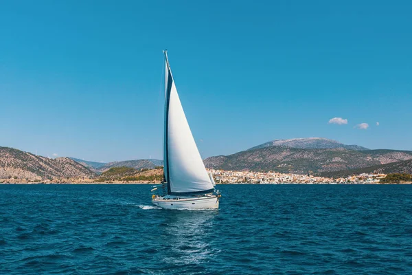 Yate de vela en Mar —  Fotos de Stock