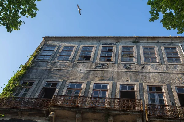Opuštěné budově ve staré části města Porto — Stock fotografie