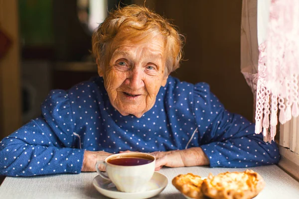 Oudere vrouw het drinken van thee — Stockfoto