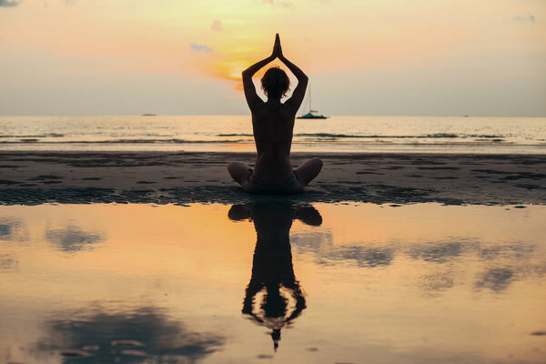 Силуэт женщины-йоги
 