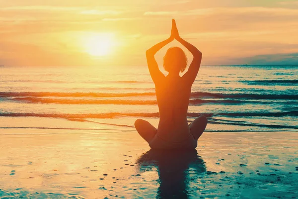 Yoga kadın silueti — Stok fotoğraf