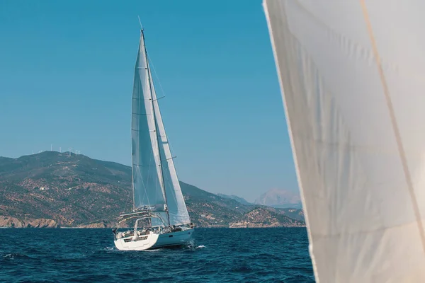Segelbåtar under en kryssning i Egeiska havet — Stockfoto
