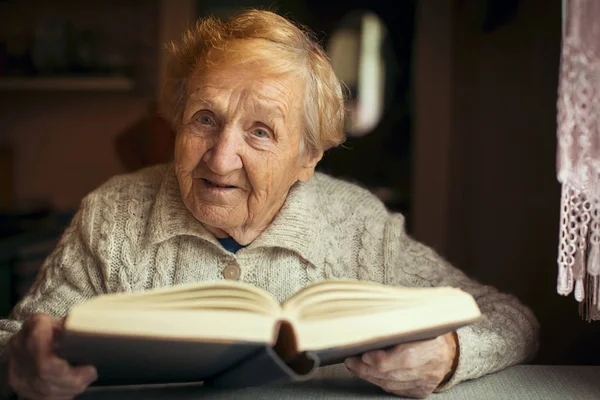Aposentado mulher velha leitura livro — Fotografia de Stock