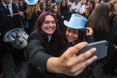  Queima Das Fitas Parade katılımcıların 