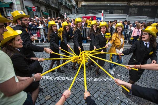 Deltagarna i Queima Das Fitas parad — Stockfoto