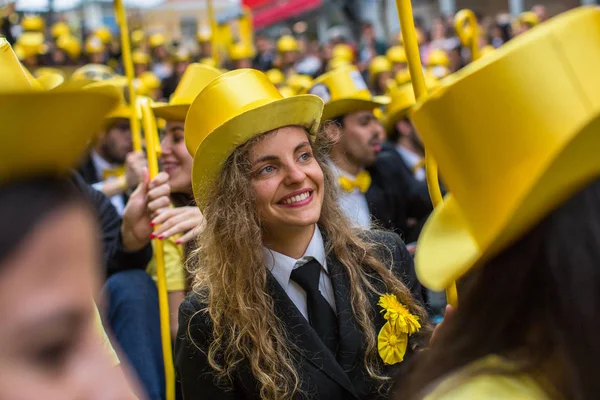 Deltagarna i Queima Das Fitas parad — Stockfoto