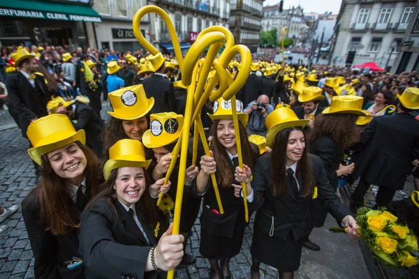 Účastníci Queima Das Fitas Parade — Stock fotografie