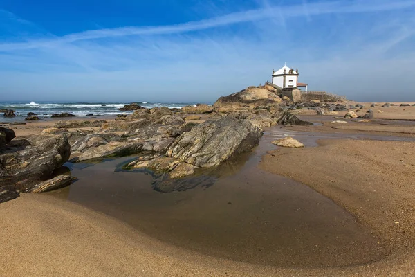 Miramar Beach en kapel Senhor da Pedra — Stockfoto