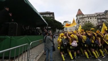  Queima Das Fitas Parade katılımcıların 