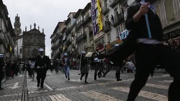 Participantes de Queima Das Fitas Parade — Vídeo de stock