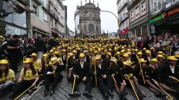 Uczestników Queima Das Fitas Parade — Wideo stockowe