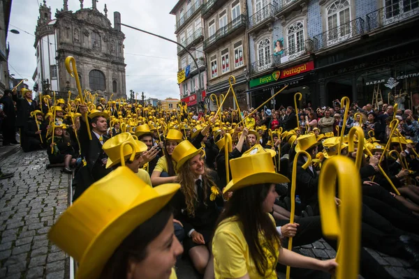 Deltagarna i Queima Das Fitas parad — Stockfoto