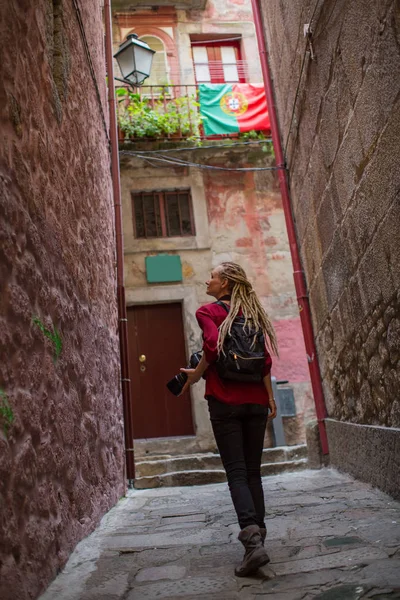 Vrouw met blonde dreadlocks — Stockfoto