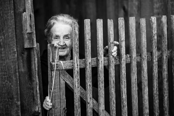 Femme debout près d'une clôture en bois — Photo