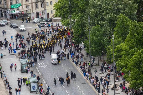 Deltagarna i Queima Das Fitas parad — Stockfoto