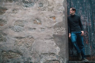 Yakışıklı genç adam. 