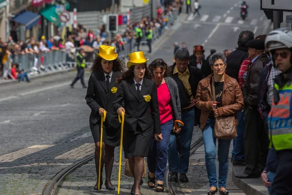 Deltagarna i Queima Das Fitas parad — Stockfoto