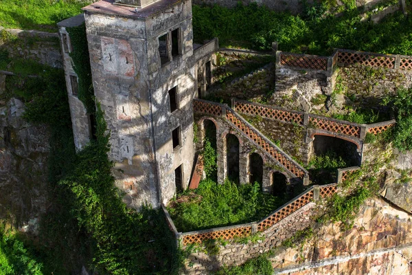Casa abandonada en el casco antiguo de Oporto —  Fotos de Stock