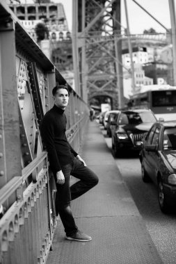 genç yakışıklı bir adamla 