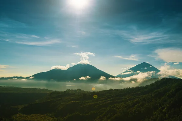 Vulcão Batur na névoa — Fotografia de Stock