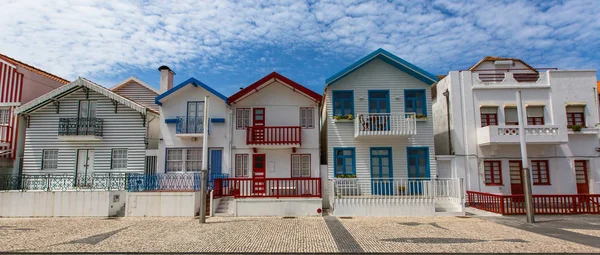Häuser mit gestreifter farbiger Bemalung — Stockfoto