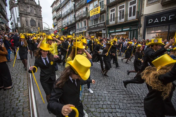 Fiesta tradicional de los estudiantes de las universidades portuguesas — Foto de Stock