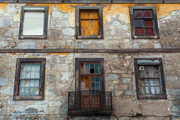 Abandoned buildings in old Porto — Stock Photo, Image