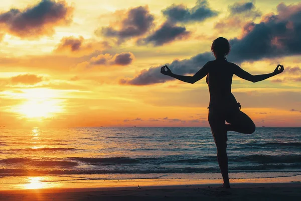 Yoga kvinnan siluett — Stockfoto
