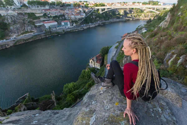 Jeune femme regardant la rivière . — Photo