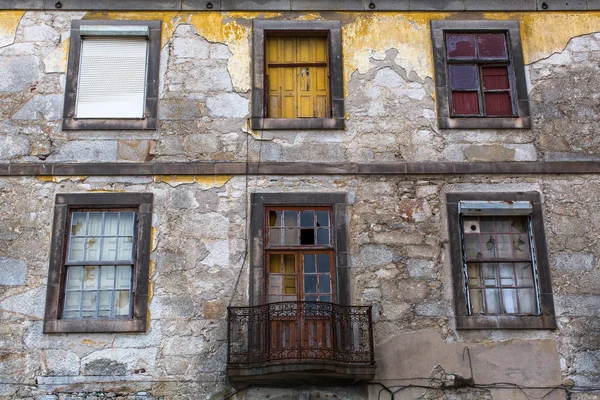 Opuštěný dům v staré centrum města Porto — Stock fotografie