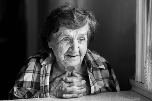 Χαρούμενα ηλικιωμένη γυναίκα — Φωτογραφία Αρχείου