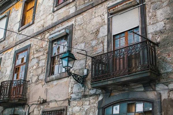 Övergivna byggnader i gamla Porto — Stockfoto