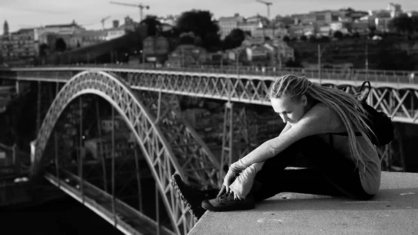 Kobieta siedząca przed most Dom Luis I — Zdjęcie stockowe