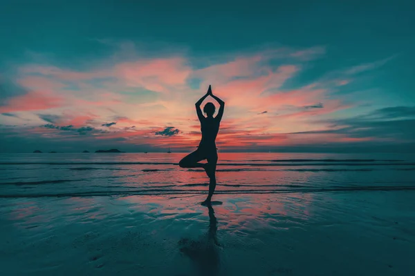Силуэт женщины-йоги — стоковое фото